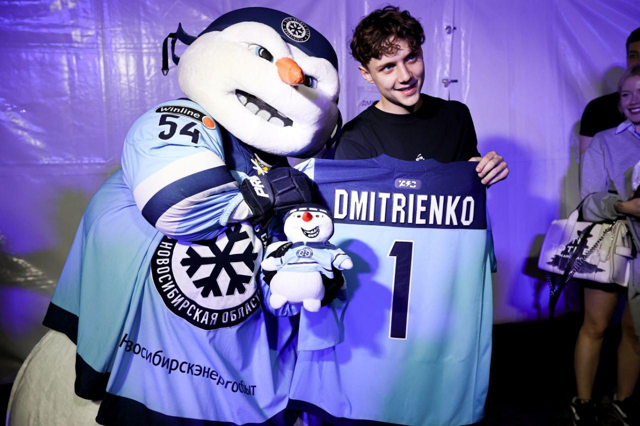 Фото Крики фанатов, тысячи зрителей и Ваня Дмитриенко. День Болельщика в Новосибирске – яркие кадры 5